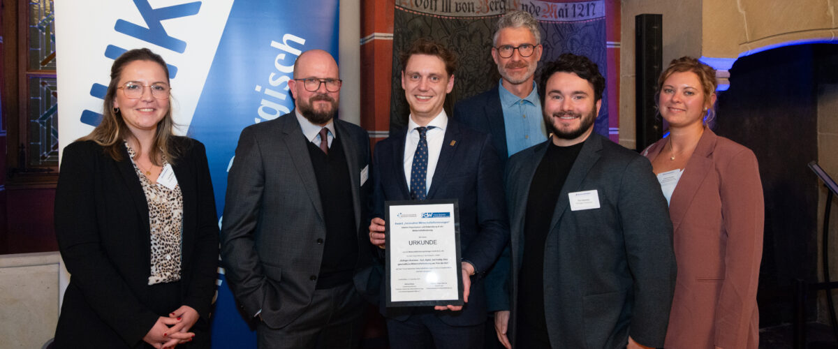 Das Team von Solingen.Business mit Bürgermeister Daniel Flemm bei der Übergabe des Wirtschaftsförderungs-Awards