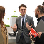 Oberbürgermeister Daniel Flemm im Gespräch mit Solinger Ausstellerinnen und Ausstellern | © Bastian Glumm