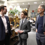 Oberbürgermeister Daniel Flemm (Mitte) und Elmar Jünemann (Rechts), Mitglied der Geschäftsleitung im Gespräch | © Bastian Glumm