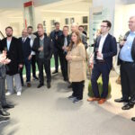 Jan-Frederick Krämer (links), Geschäftsführer beim IVSH Industrieverband Schneid- und Haushaltwaren e. V. und Oberbürgermeister Daniel Flemm (zweiter von links) begrüßen die Gäste bei traditionellen "Ausstellertreff" | © Bastian Glumm