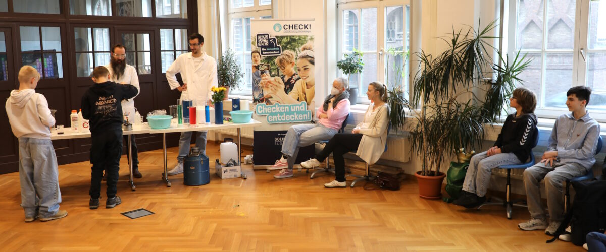 Science Show von CHECK! Schülerforschungszentrum in Kooperation mit der Junior Uni Wuppertal | (C) Bastian Glumm