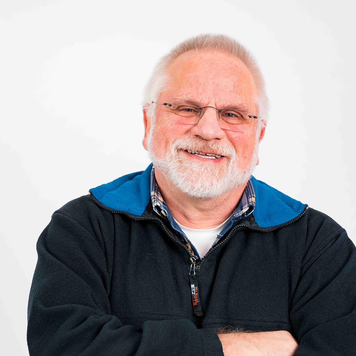 Porträt von Thomas Wyplata, Teammitglied von Solingen.Business, in blauem Poloshirt vor hellem Hintergrund