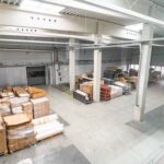 Blick aus dem Büro in die moderne, hohe und helle Halle | © Daniel Rüsseler