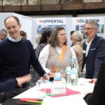 von links: Julia Anneke Kunz, Geschäftsführerin der SEG Stadtentwicklungsgesellschaft Solingen GmbH & Co. KG, Dr. Guido Eusani und Nicole von Mueller (beide Vorsitzende der Mitteschmiede e.V.) und Elmar Jünemann (Mitglied der Geschäftsleitung bei Solingen.Business) im Austausch zu Themen der Innenstadt-Entwicklung. | (C) Bastian Glumm